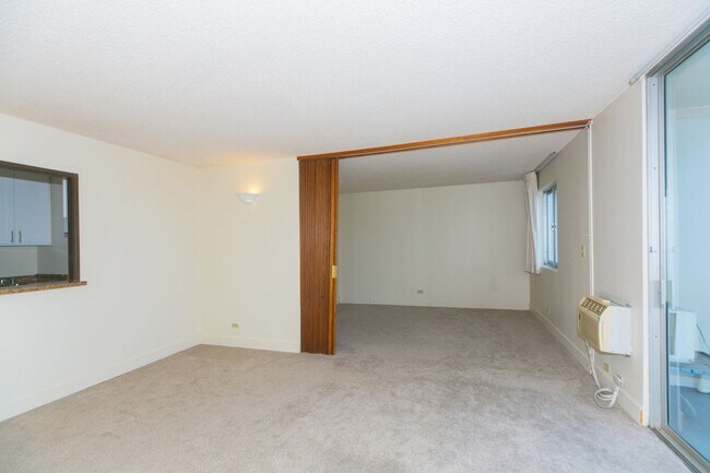 Building Photo - Views and Location!