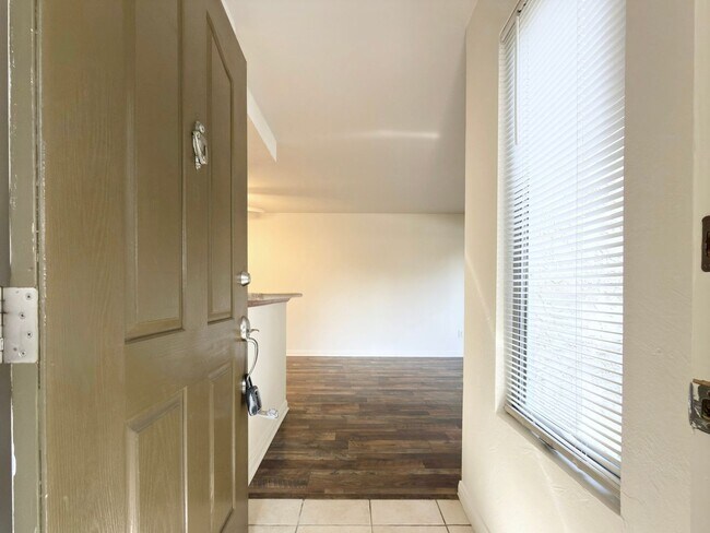 Building Photo - Lower Level Condo in Gated Arbor Hill!