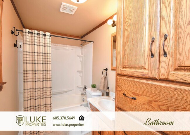 Building Photo - 226 N Lake Ave