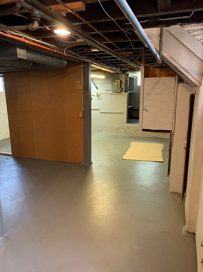 Building Photo - 1042 Collinwood Ave