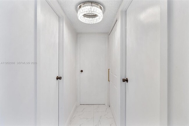 Building Photo - 600 Parkview Dr