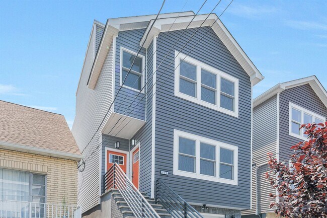 Building Photo - 275 Pearsall Ave