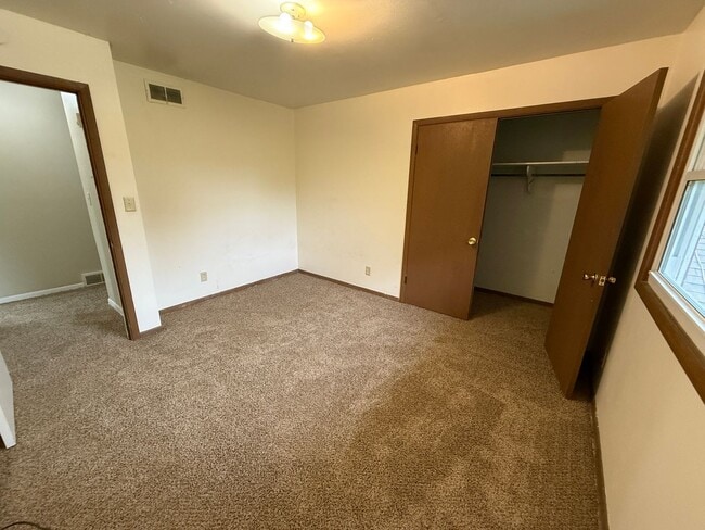 Building Photo - Spacious 5-Bedroom Home for Rent in Sioux ...