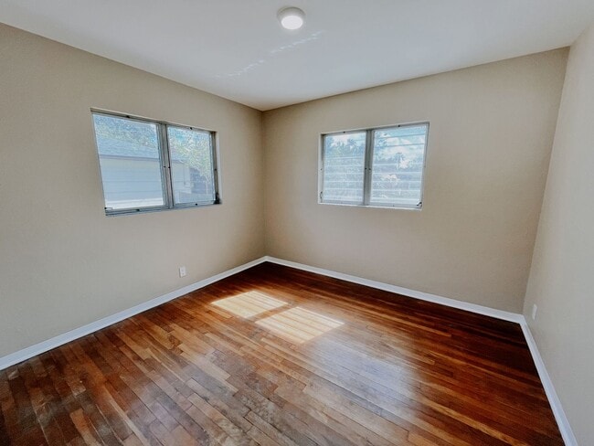 Building Photo - 3/1 AVAILABLE NOW!