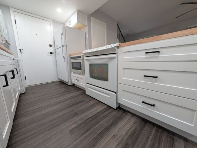 Building Photo - Central Las Vegas Condo Close to UNLV