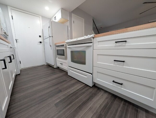 Building Photo - Charming 2-bedroom, 1-bathroom Downstairs Condo Close to UNLV