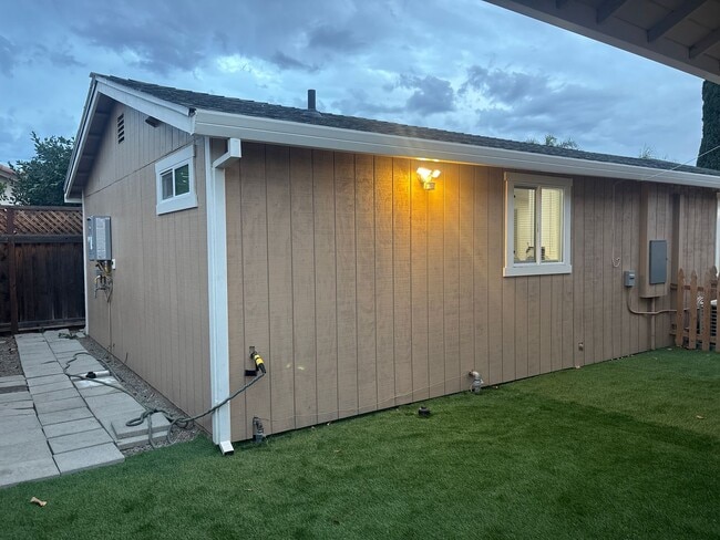 Building Photo - NEW BRENTWOOD CONSTRUCTION ADU! HIGHLY UPGRADED NEW KITCHEN & BATHROOM! 3 BEDROOMS & 1 BATHROOM! ...