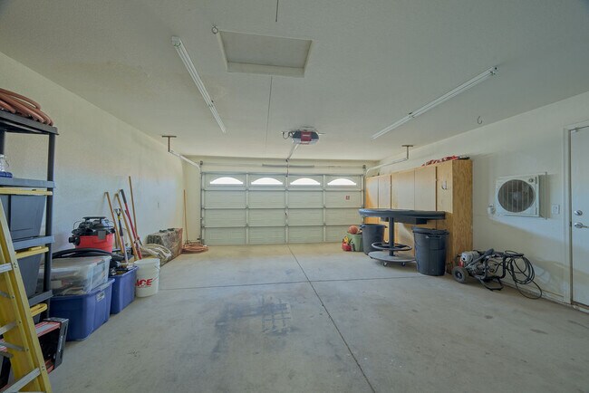 Building Photo - 2121 Desert Lakes Dr