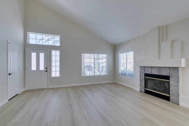Building Photo - Stunning 3 Bedroom, 2.5 Bathroom Home in E...