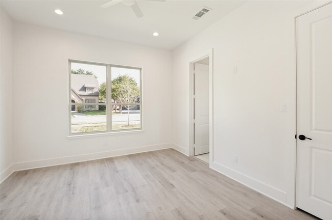 Building Photo - 2654 Mt View Dr