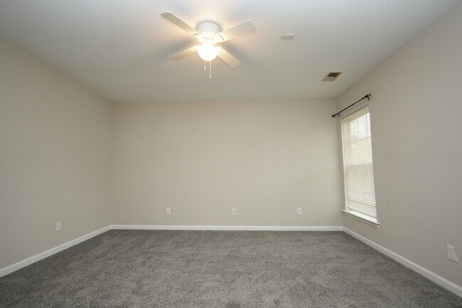 Building Photo - Charming 3-Bedroom, 3-Bathroom Townhome