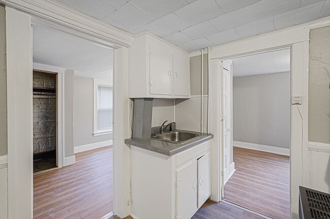 Building Photo - 10 1/2 Ellsworth St