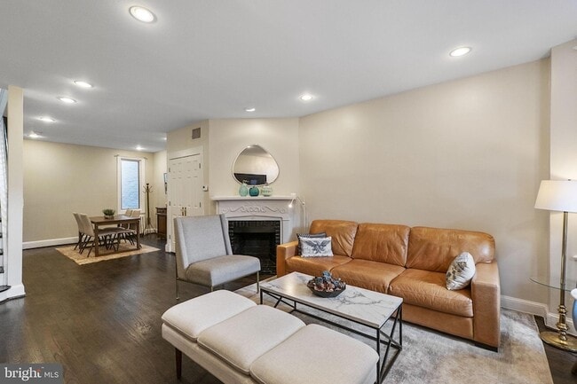 Building Photo - 145 D St SE