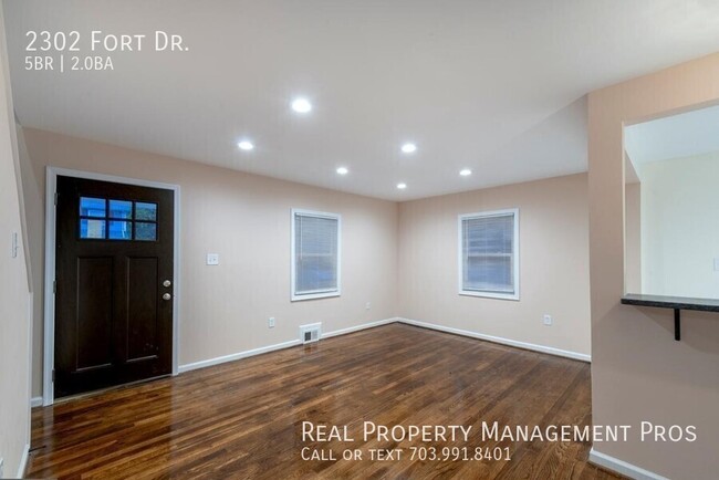 Building Photo - 2302 Fort Dr