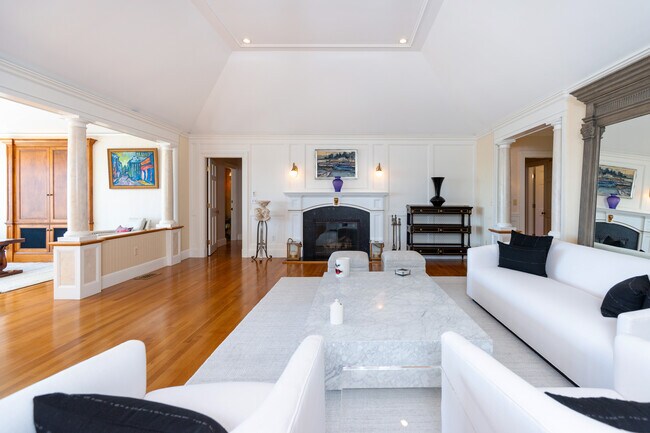 Building Photo - 3 Barclay Sq