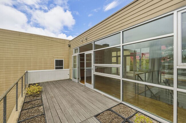 Building Photo - 1076 S Van Ness Ave