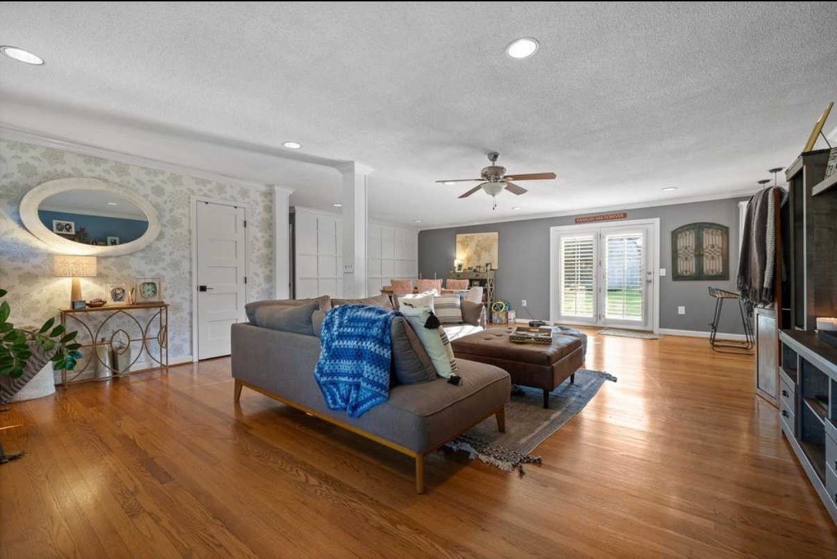 Building Photo - 1627 Fernwood Cir