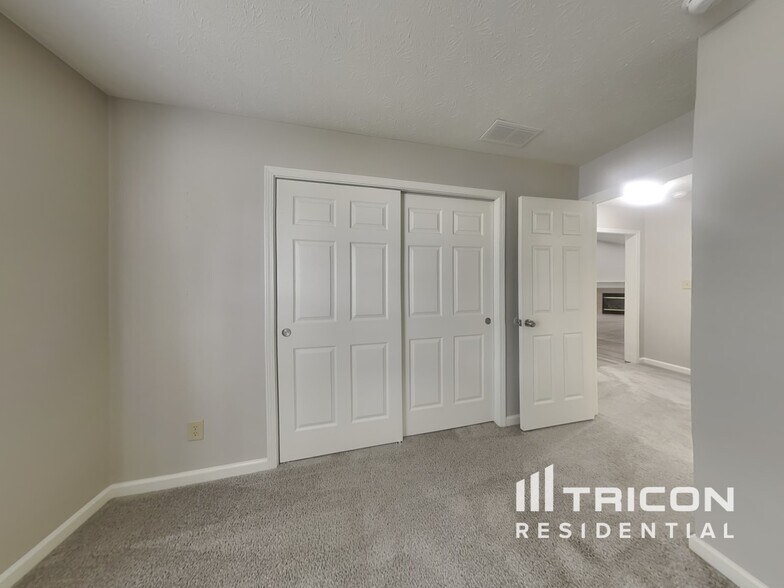 Building Photo - 910 S Shore Ct