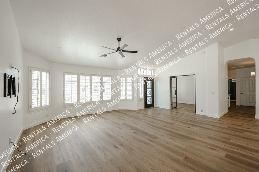 Building Photo - 4812 E Aire Libre Ave