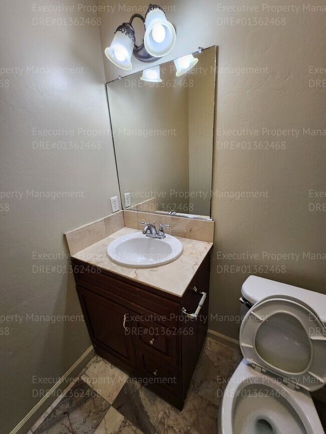 Building Photo - 4 bedroom 3 FULL bath/ 3 CAR Garage.. 2418...