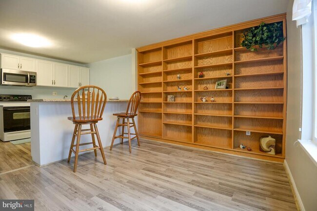 Building Photo - 9735 Kings Crown Ct