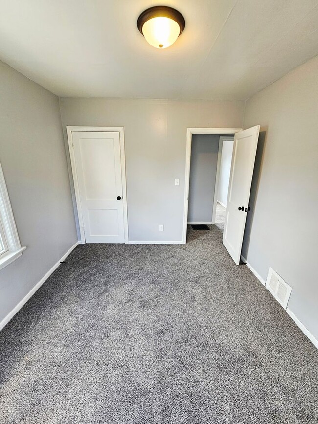 Building Photo - Move-In Ready 2BR/1BA Home w/ 2-Car Garage | Recently Updated