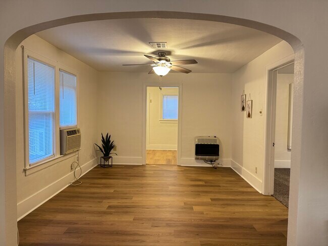Building Photo - 304 N Cimarron Ave
