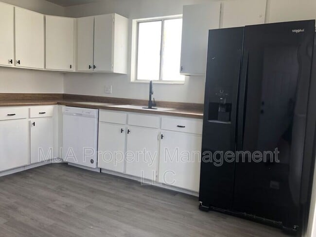 Building Photo - 4936 S La Brea St