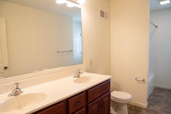 Building Photo - 320 Meadow View Dr