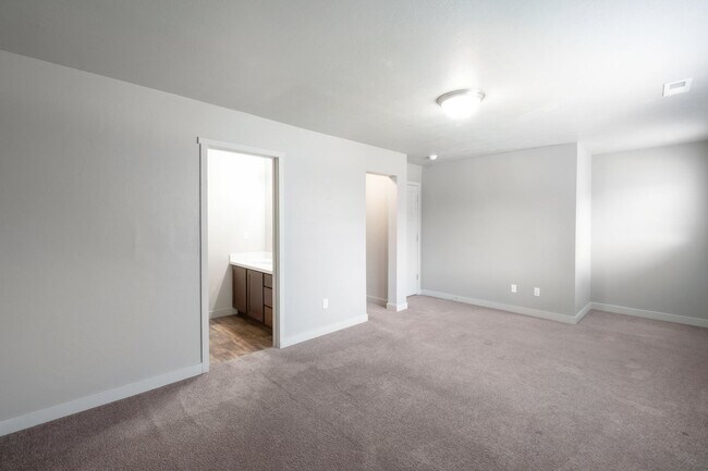 Building Photo - Awesome 2 Story Townhome in Vineyard w/ attached 2 car garage!