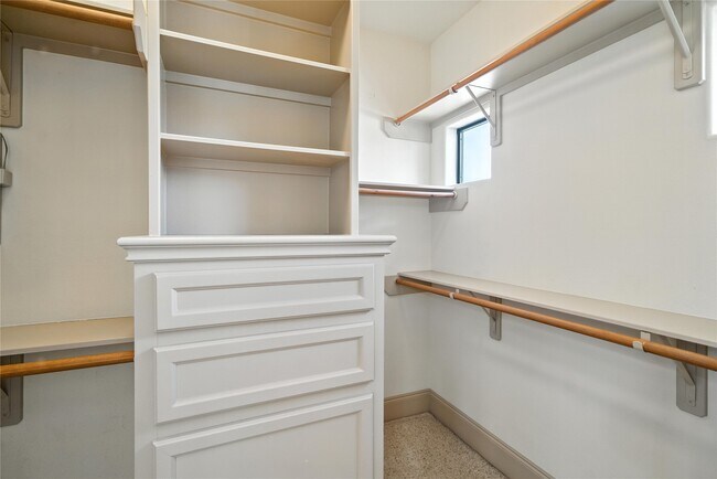 Building Photo - 2318 Camden Dr