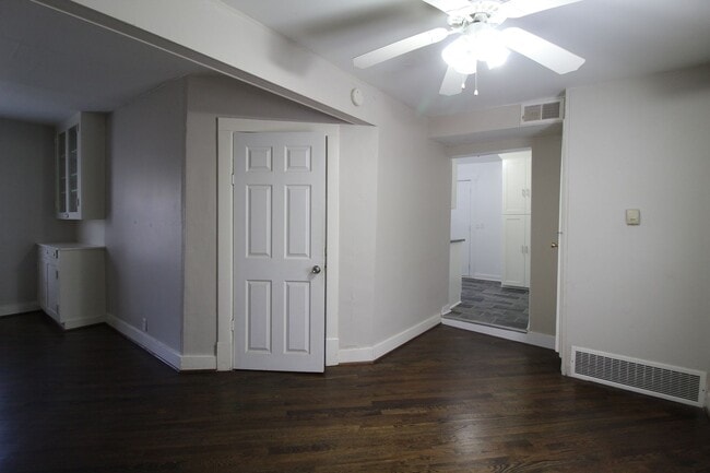 Building Photo - 2 Bedroom 1 Bath Bungalow Next to Woodside Pool