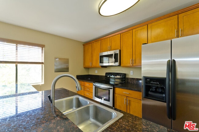 Building Photo - 10982 Roebling Ave