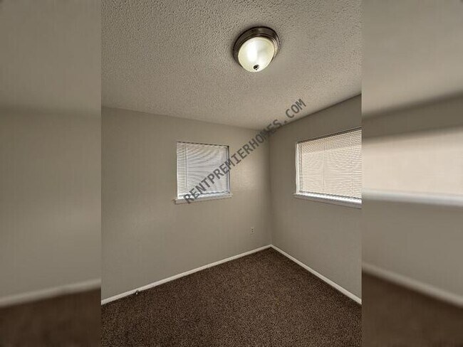 Building Photo - 1220 Twin Lakes Dr