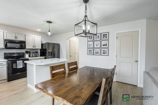 Building Photo - 3 Bed 2.5 Bath Home