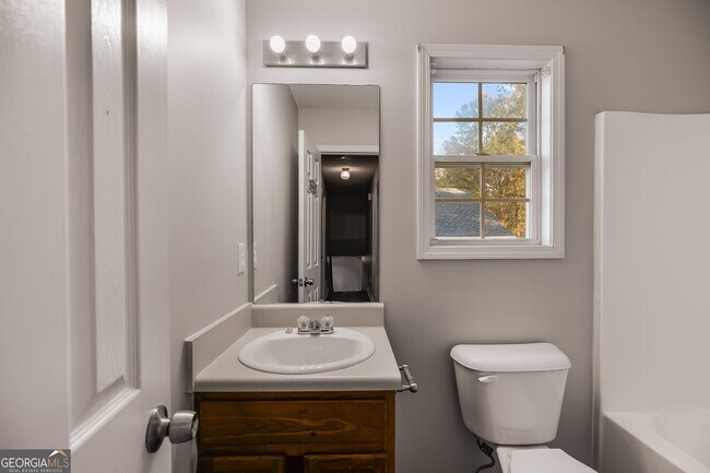 Building Photo - 380 River Trace Dr