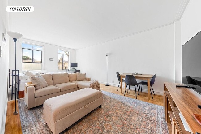 Primary Photo - 250 W 24 St