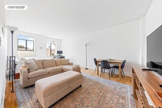 Building Photo - 250 W 24 St