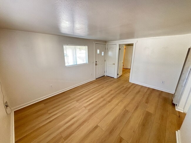 Building Photo - Charming 2Bed/1Bath apartment W/ Private front yard w/ porch and oversized backyard in Henderson