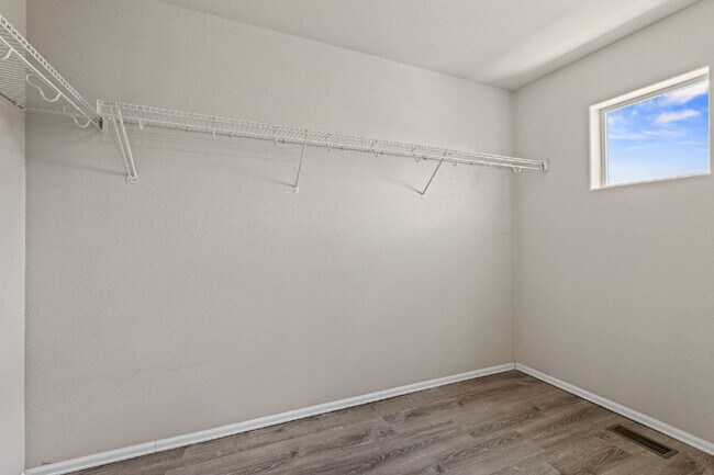 Building Photo - Updated 3-Bedroom Townhome with Private Ya...