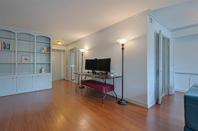 Building Photo - 359 N Post Oak Ln