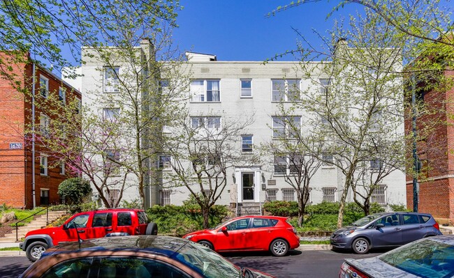 Building Photo - Stylish Condo in Hill East - Parking Space...