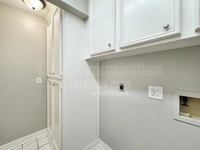 Building Photo - 4807 Country Club View