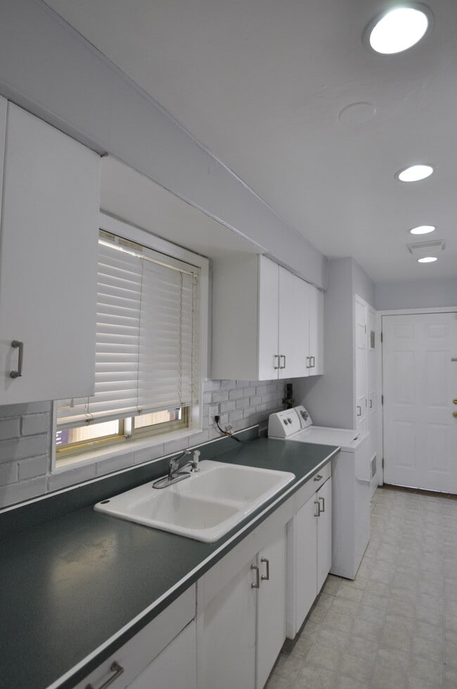 Building Photo - 2545 S Patton Ct