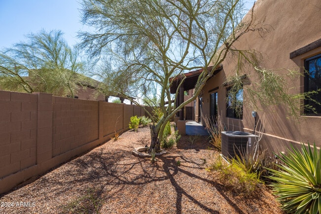 Building Photo - 5559 E El Sendero Dr