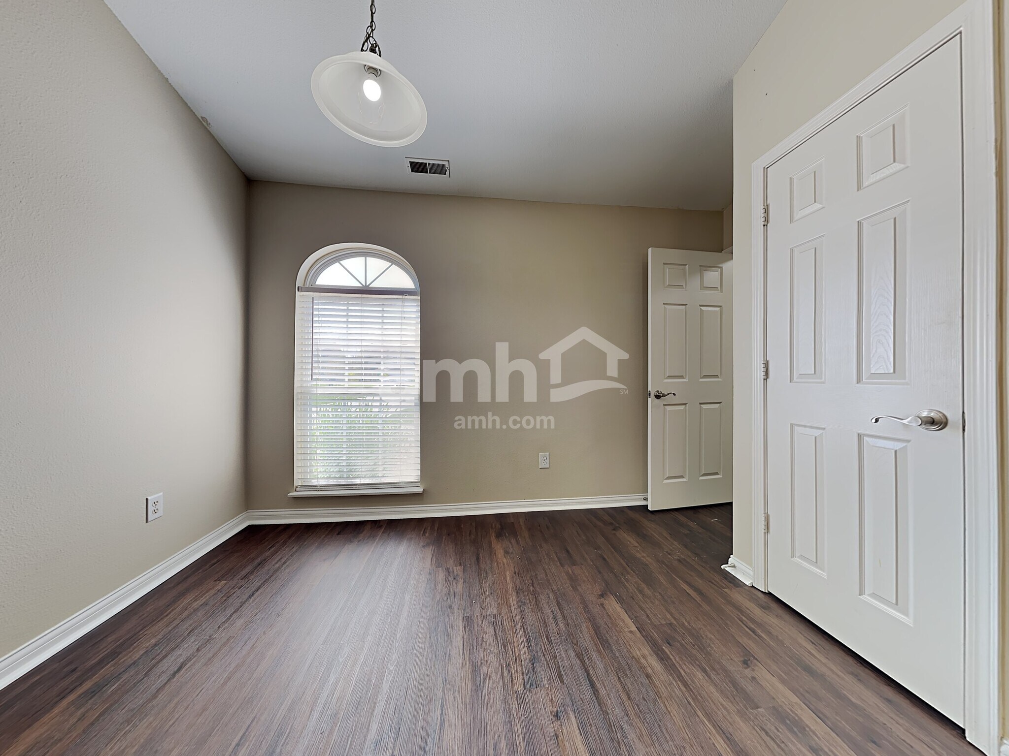 Building Photo - 1028 W Muskegon Dr