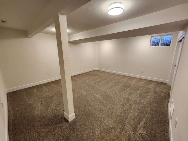 Building Photo - Spacious 5 Bed Home with Finished Basement, Multiple Living Areas & Private Backyard