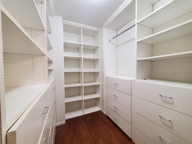 Building Photo - Wonderful 3 Bedroom 2.5 Bath Home in the h...