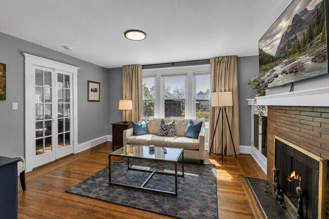 Building Photo - Furnished 3-Bedroom, 2-Bath Upper Unit in North Buffalo