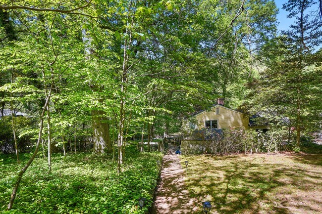Building Photo - 3 Bed 1.5 Bath - Takoma Park Cottage - Mov...